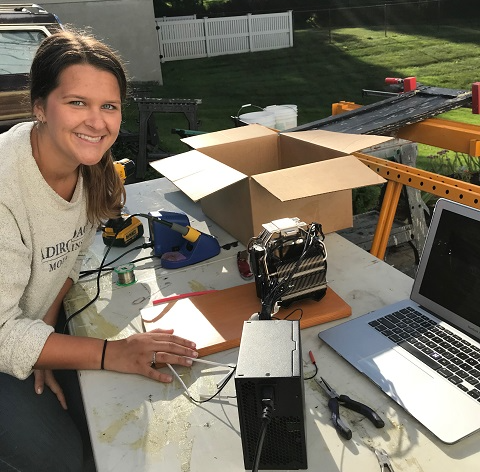 Alexa Robbins ’23 uses cloud chamber